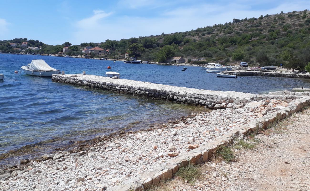 Porto Rosso beach'in fotoğrafı hafif ince çakıl taş yüzey ile