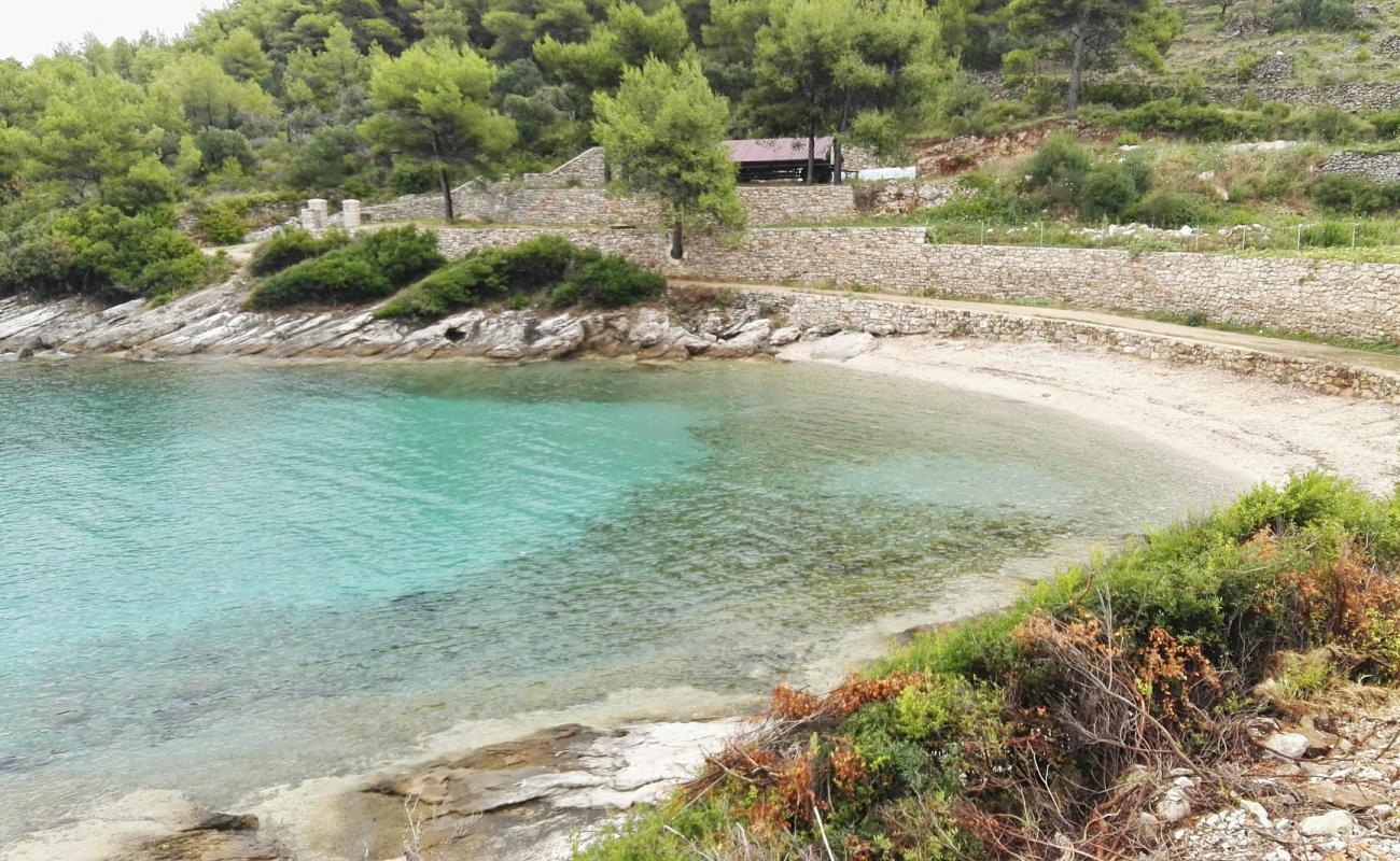 Lovrecina beach II'in fotoğrafı bej kum ve çakıl yüzey ile