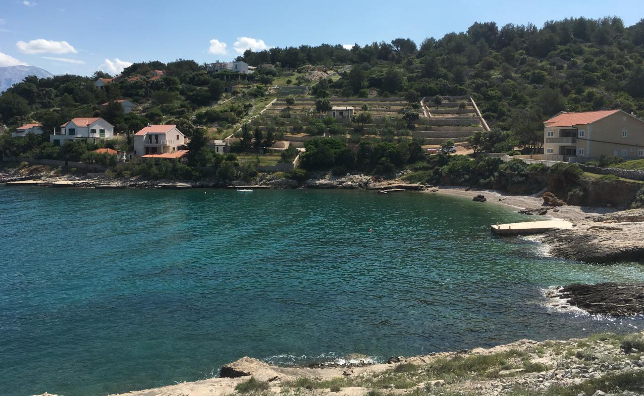 Tocinjak beach'in fotoğrafı küçük gri çakıllar yüzey ile