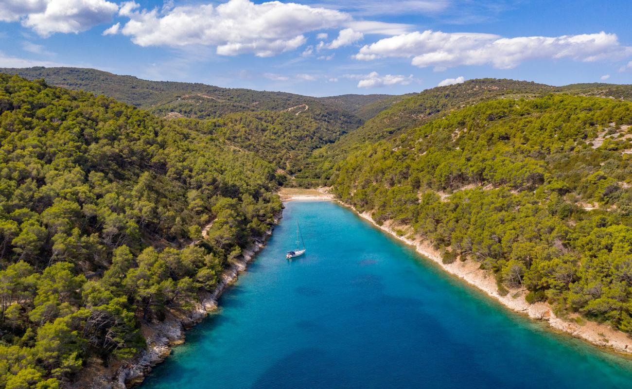 Dramotinj beach'in fotoğrafı küçük bej çakıl yüzey ile