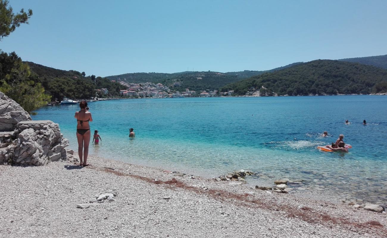 Rt Povlja beach'in fotoğrafı hafif çakıl yüzey ile