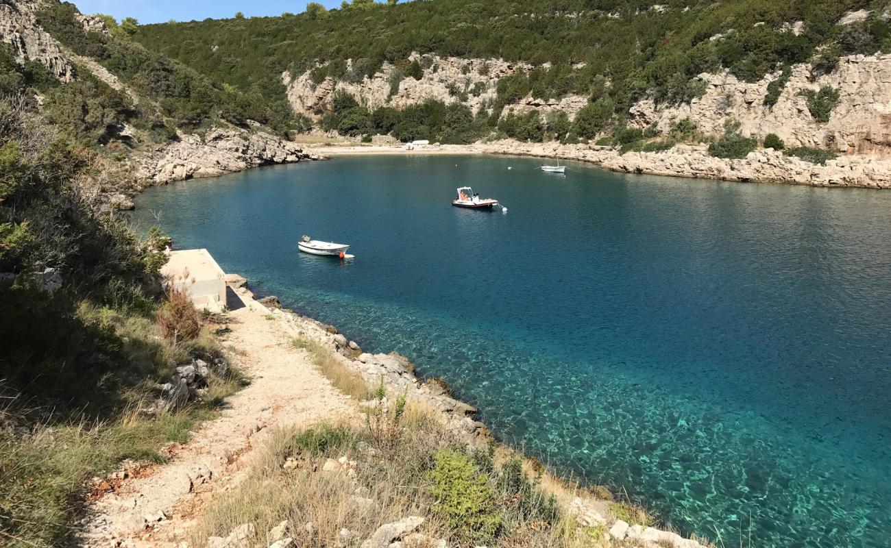 Uvala Voscica'in fotoğrafı küçük bej çakıl yüzey ile