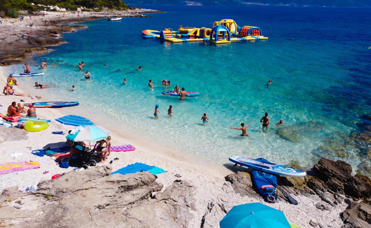 Sumartin beach'in fotoğrafı küçük bej çakıl yüzey ile