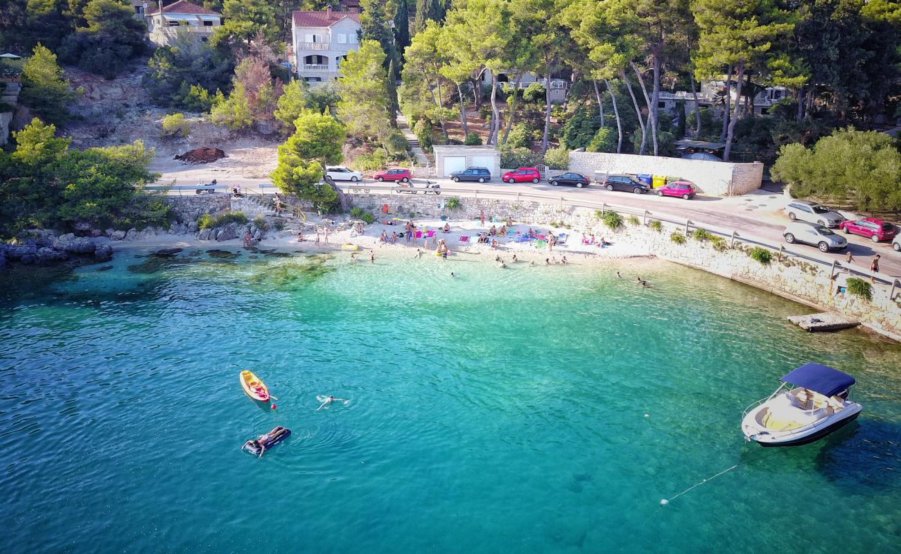 Mala Banda'in fotoğrafı hafif ince çakıl taş yüzey ile