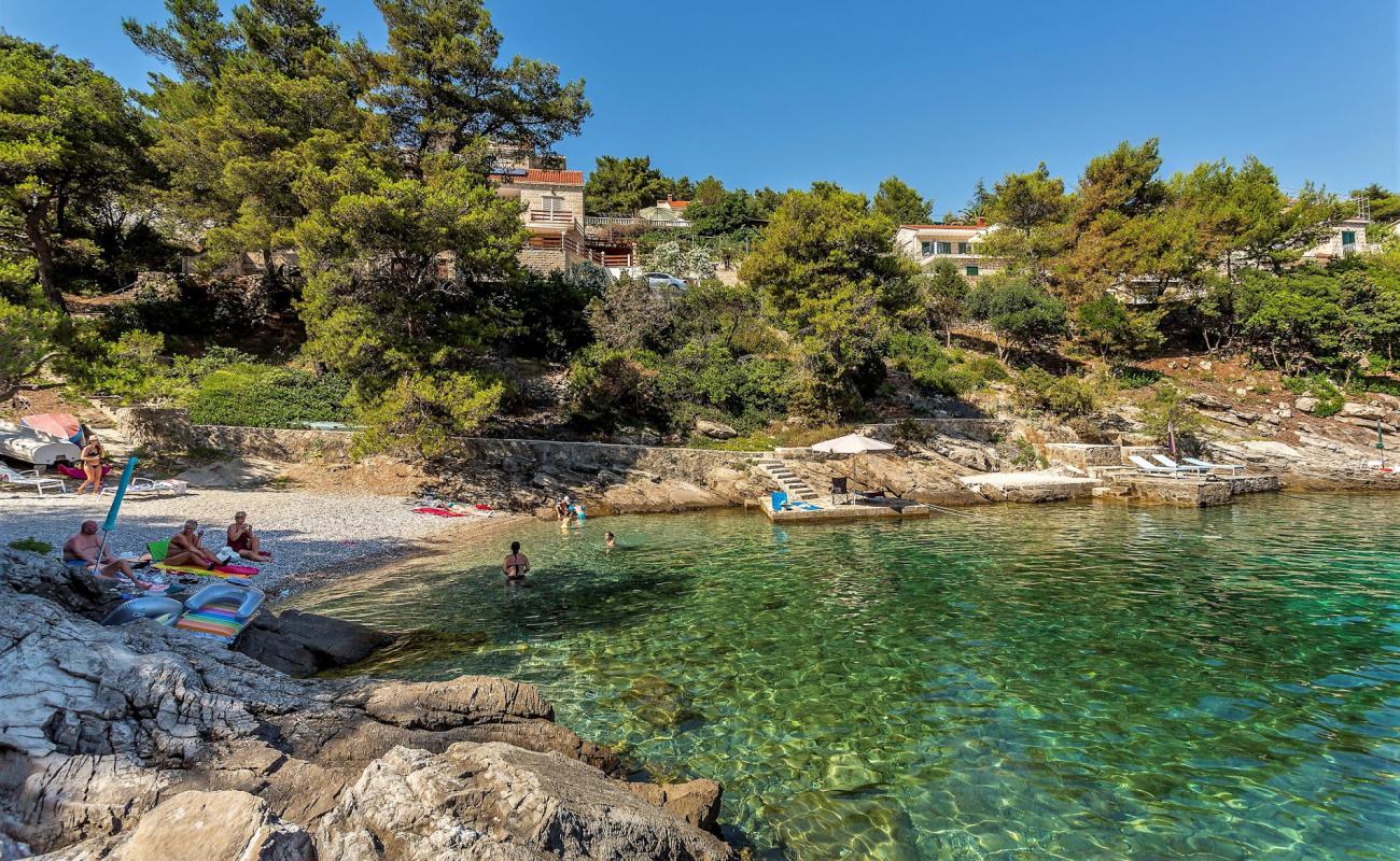 Nova Brac beach'in fotoğrafı küçük bej çakıl yüzey ile