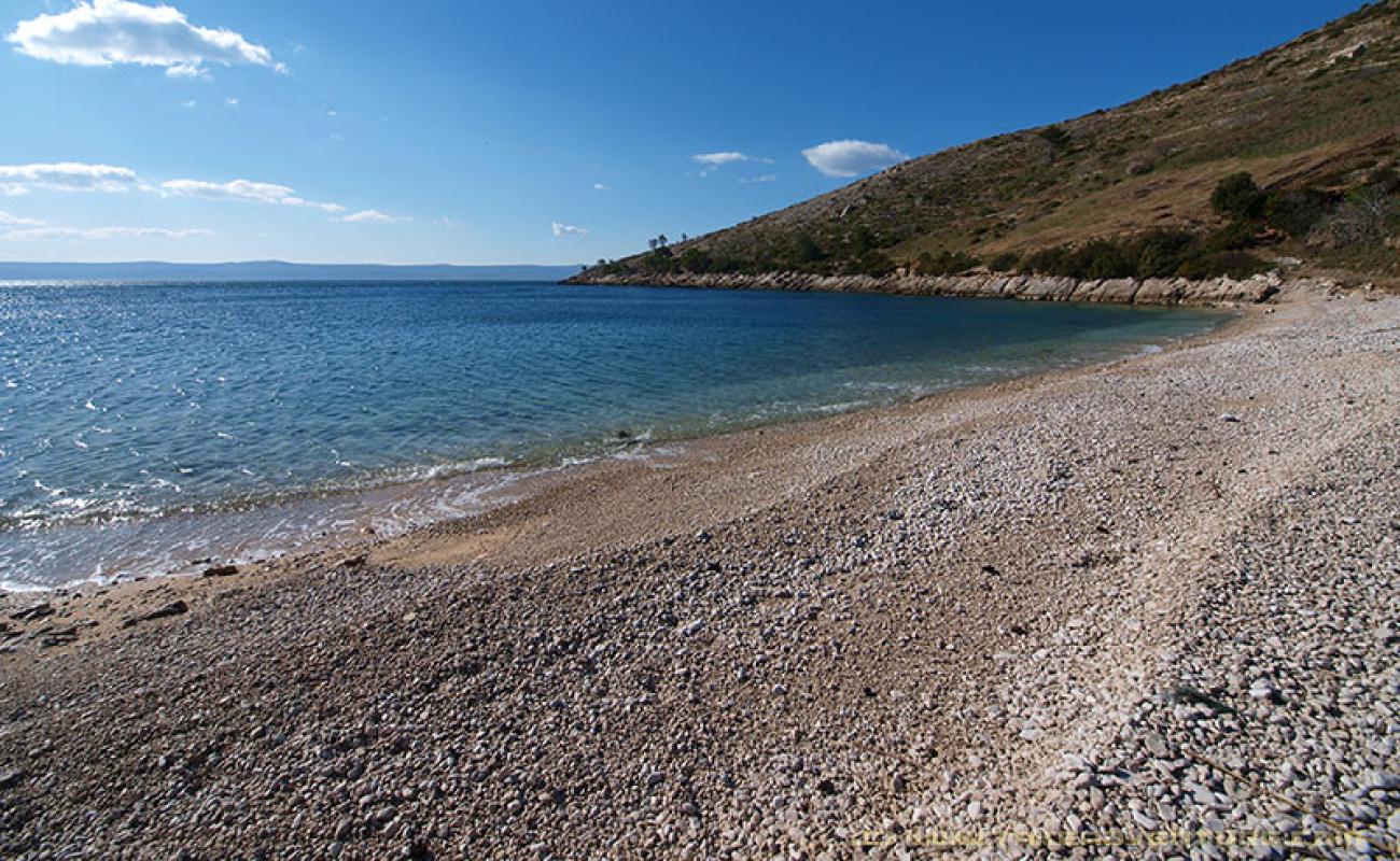 Zirje beach'in fotoğrafı bej çakıl yüzey ile