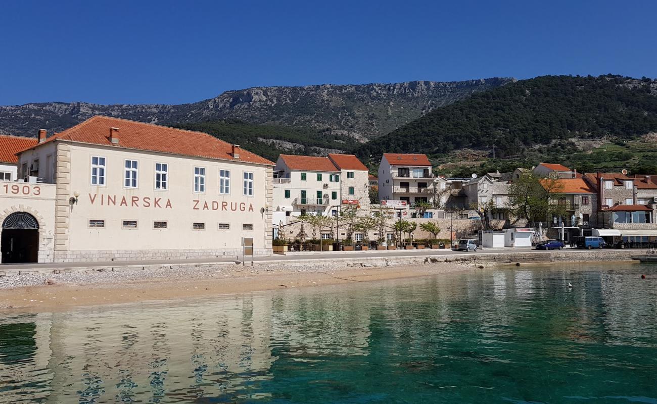 Riva beach'in fotoğrafı hafif çakıl yüzey ile