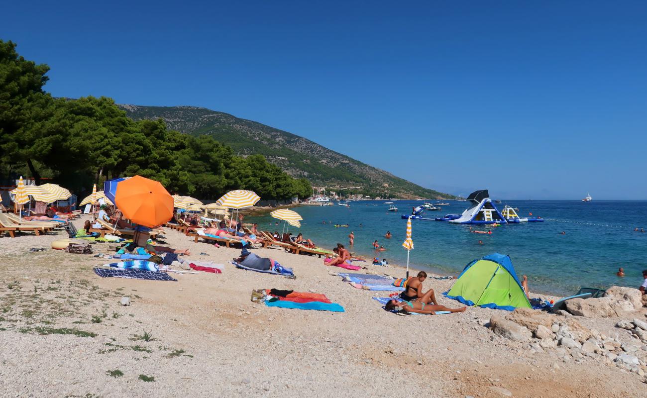 Ruza beach'in fotoğrafı hafif çakıl yüzey ile