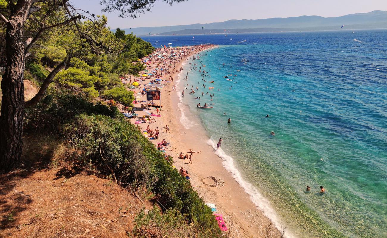 Zlatni rat Plajı'in fotoğrafı gri ince çakıl taş yüzey ile