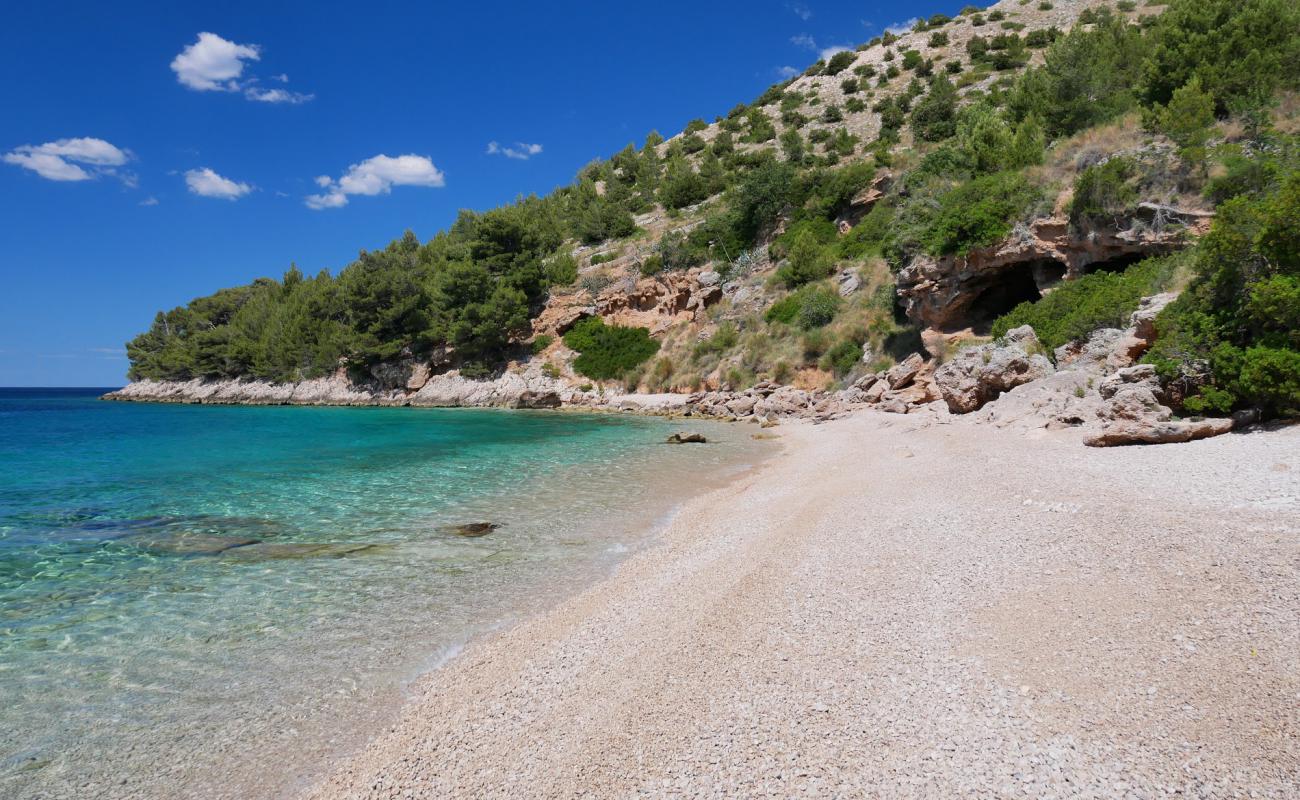 Slatina beach'in fotoğrafı hafif ince çakıl taş yüzey ile