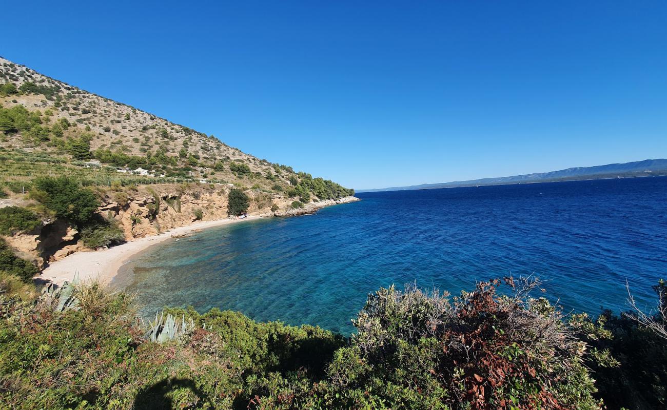 Veli Zagradac beach'in fotoğrafı dağlarla çevrili