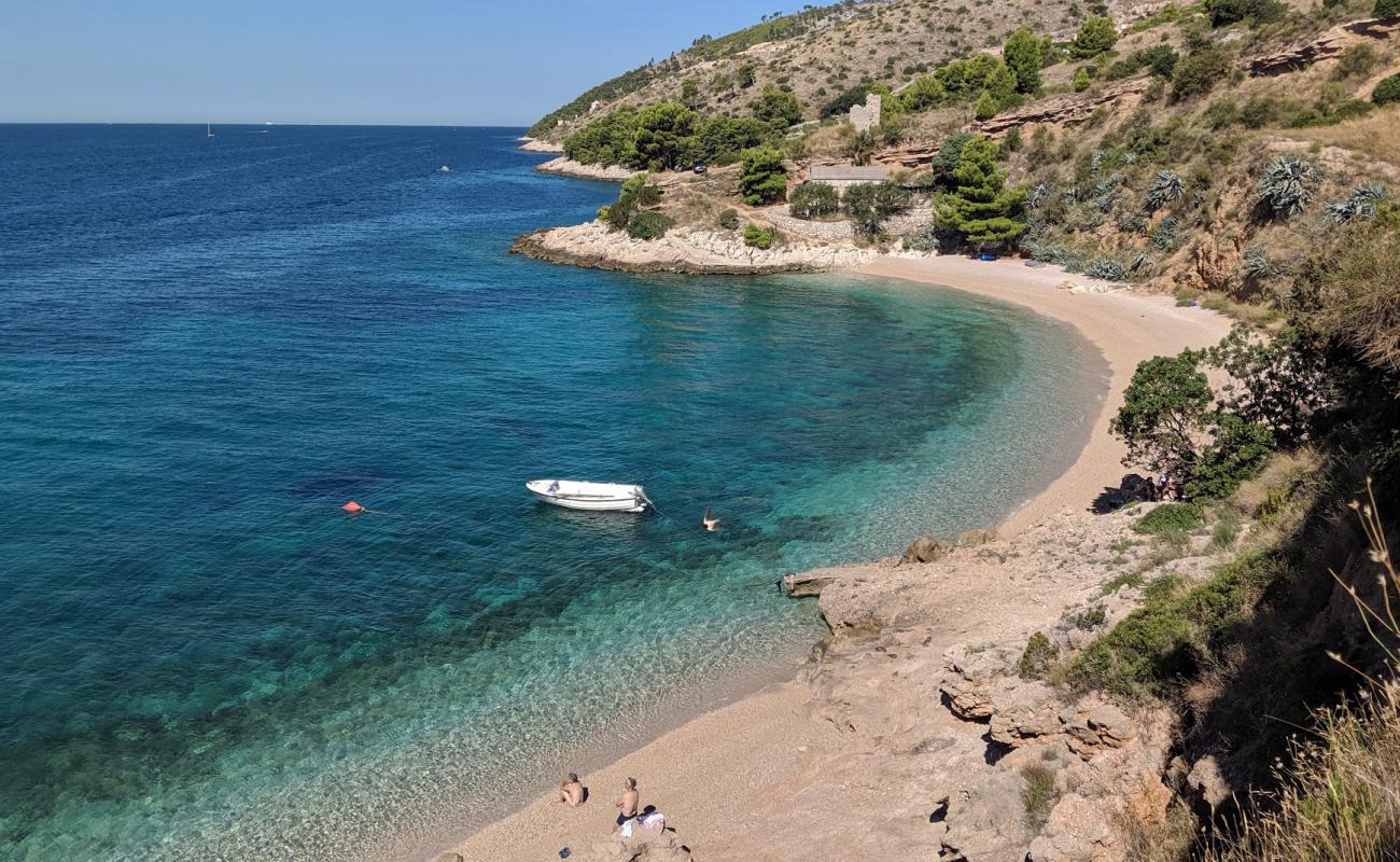 Romantic beach'in fotoğrafı hafif ince çakıl taş yüzey ile