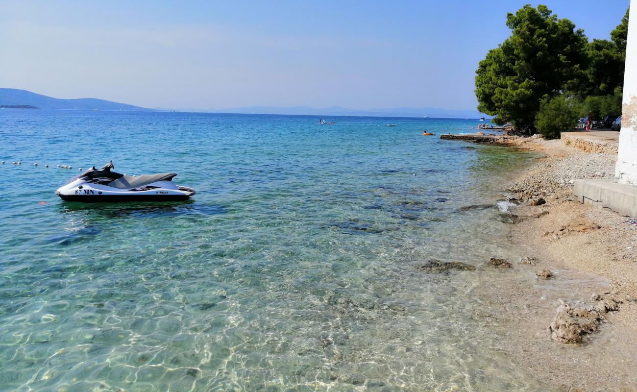 Rt Bijaka beach'in fotoğrafı parlak kum ve kayalar yüzey ile