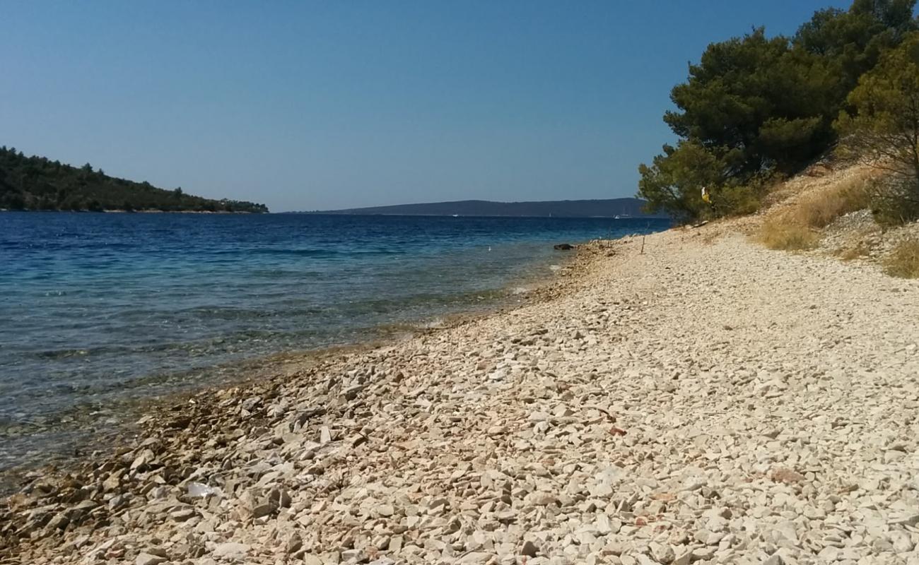 Vedrana beach'in fotoğrafı küçük bej çakıl yüzey ile