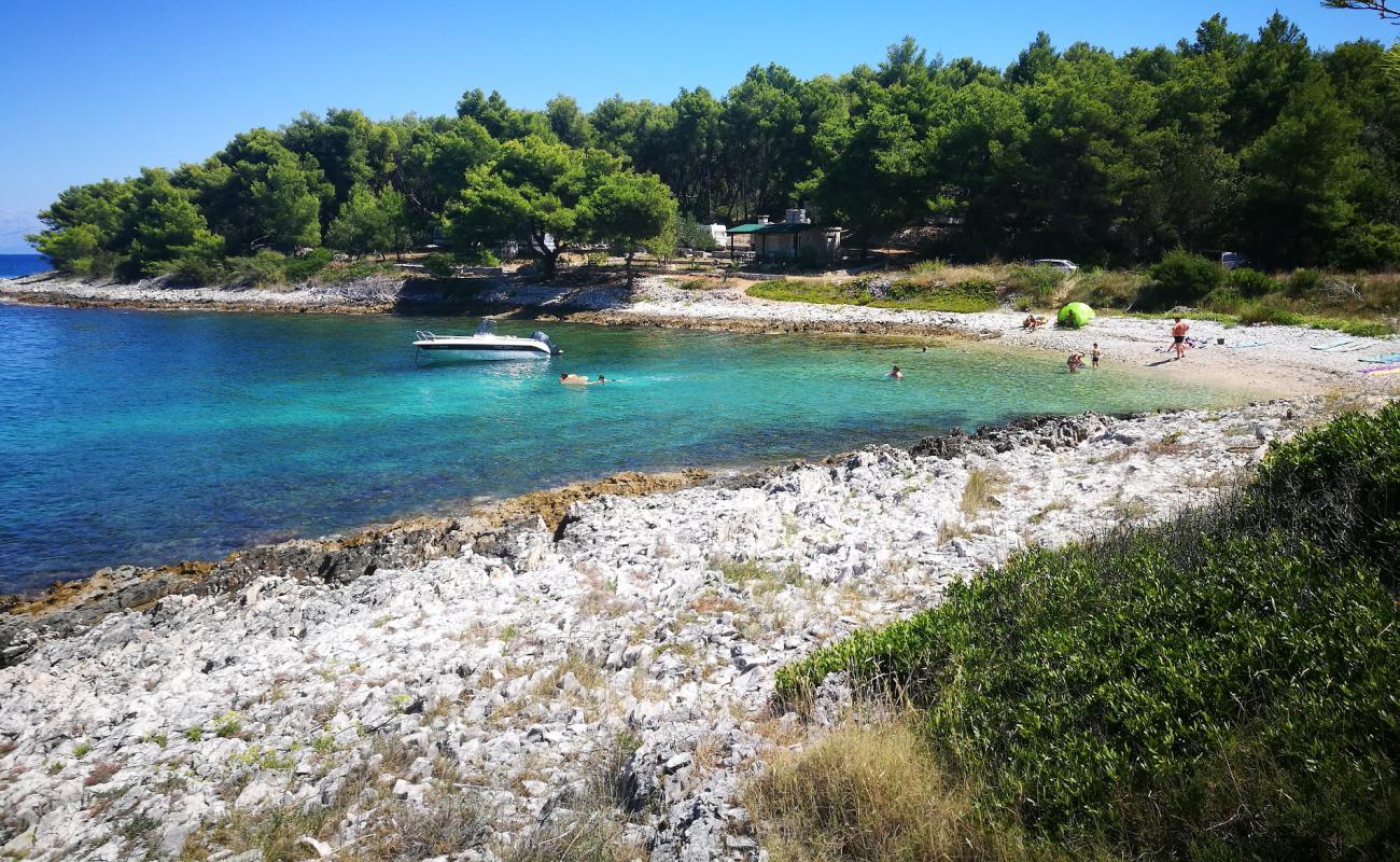 Sutivan II beach'in fotoğrafı bej çakıl yüzey ile