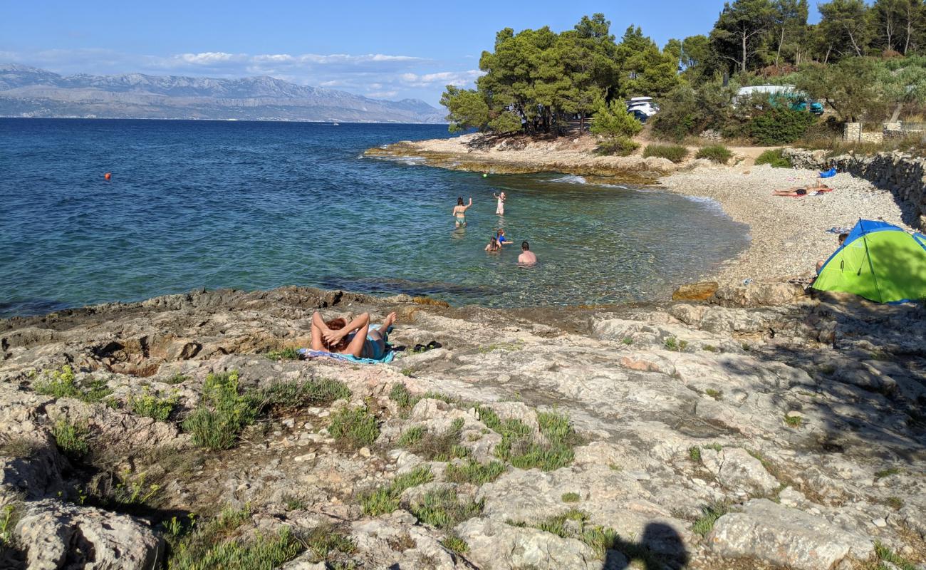 Justitija beach'in fotoğrafı bej çakıl yüzey ile