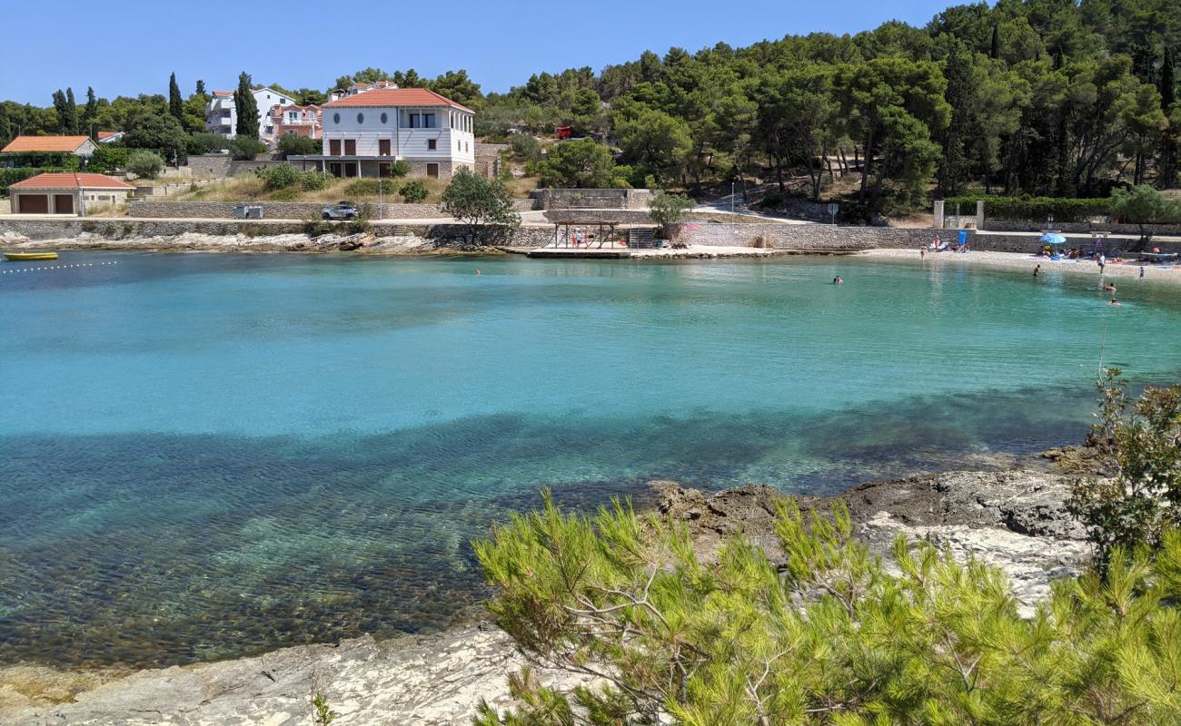 Likva beach'in fotoğrafı bej kum ve çakıl yüzey ile