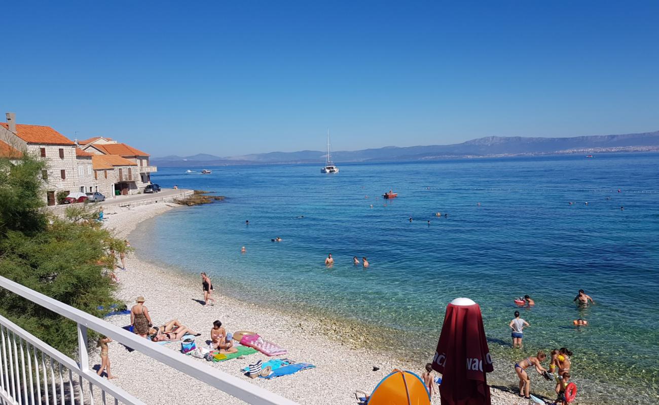 Sutivan beach'in fotoğrafı küçük bej çakıl yüzey ile