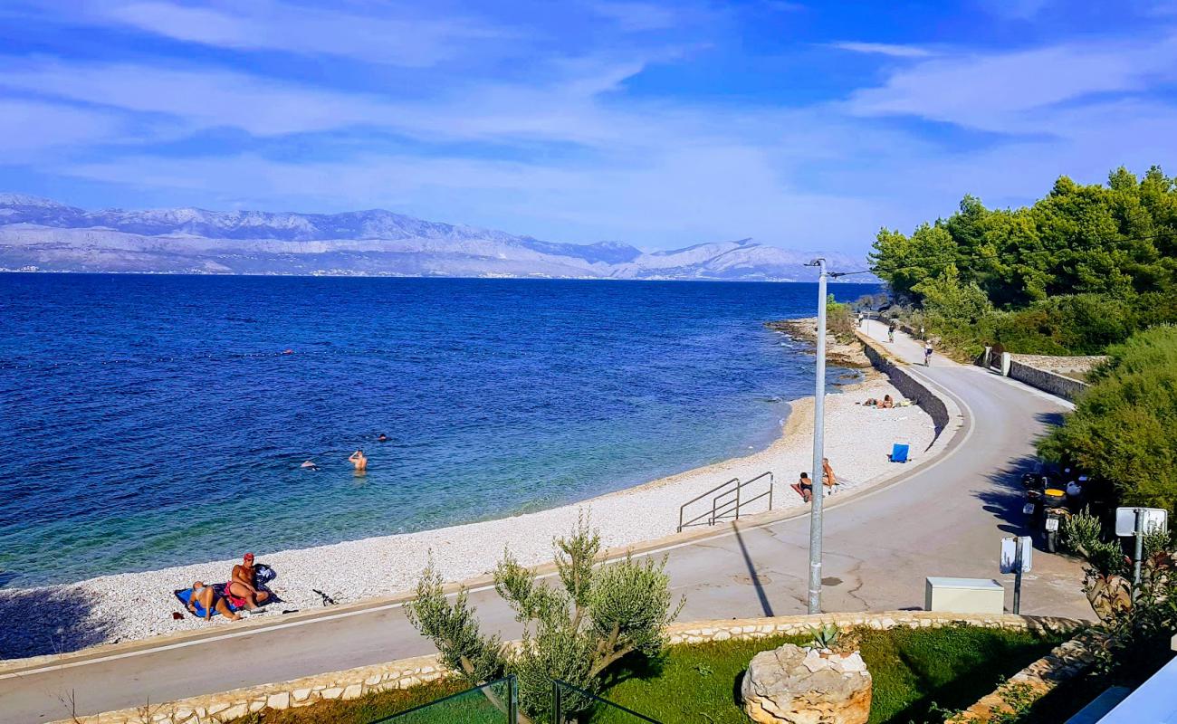 Grgina beach'in fotoğrafı bej çakıl yüzey ile