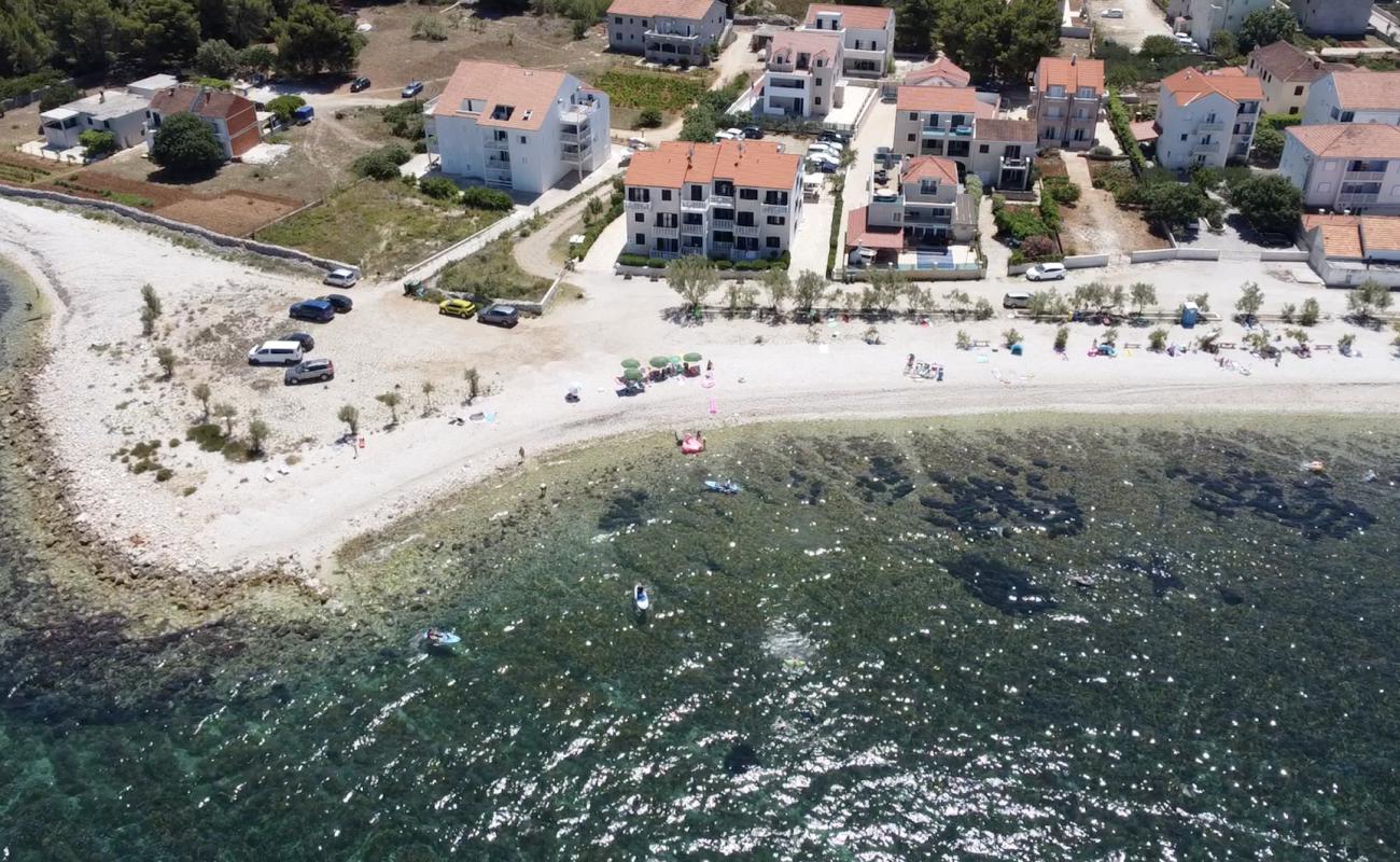 Mari-Lu beach'in fotoğrafı bej çakıl yüzey ile