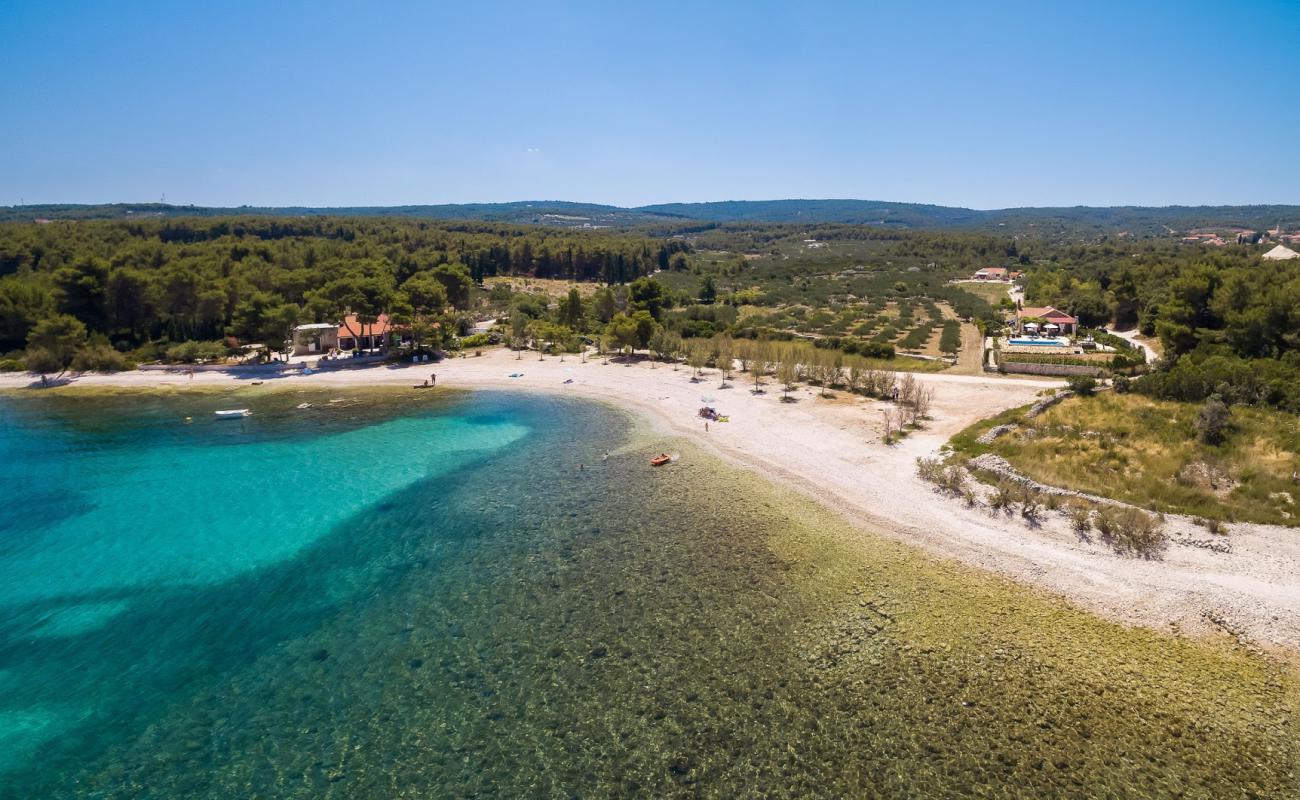 Mutnik beach'in fotoğrafı bej çakıl yüzey ile