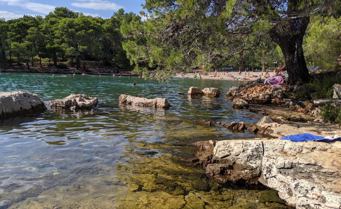 Stari Grad beach'in fotoğrafı hafif ince çakıl taş yüzey ile