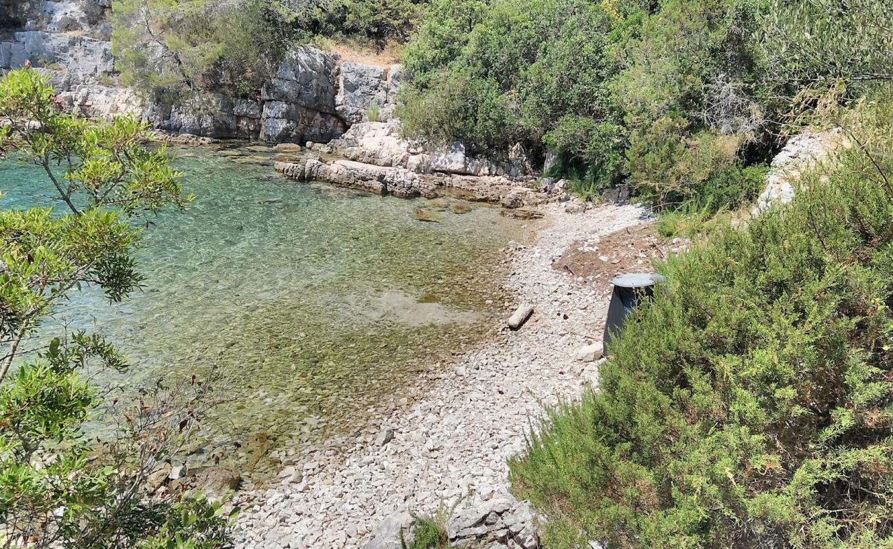 Brizenica Bay'in fotoğrafı bej çakıl yüzey ile