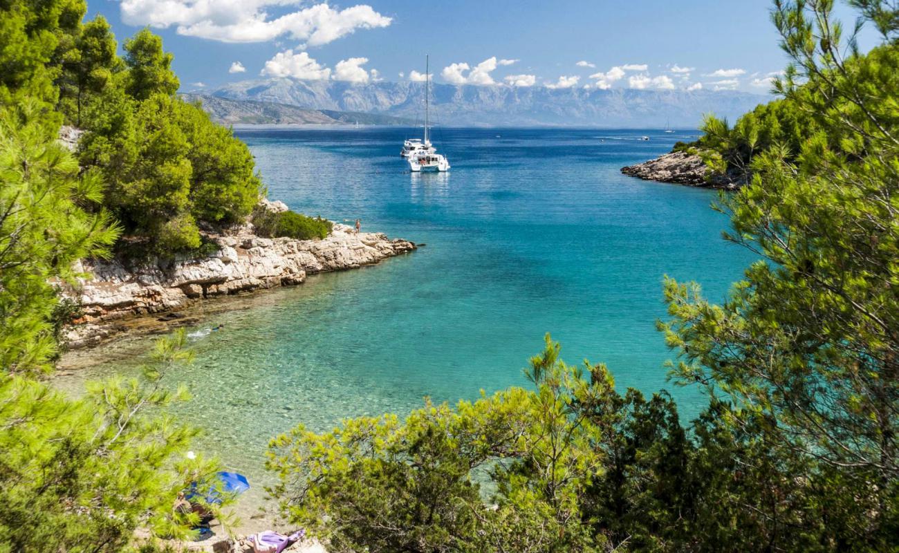 Maslinica beach'in fotoğrafı hafif çakıl yüzey ile