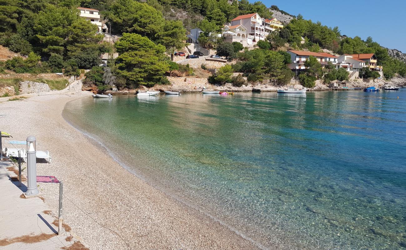 Prapatna beach'in fotoğrafı hafif ince çakıl taş yüzey ile