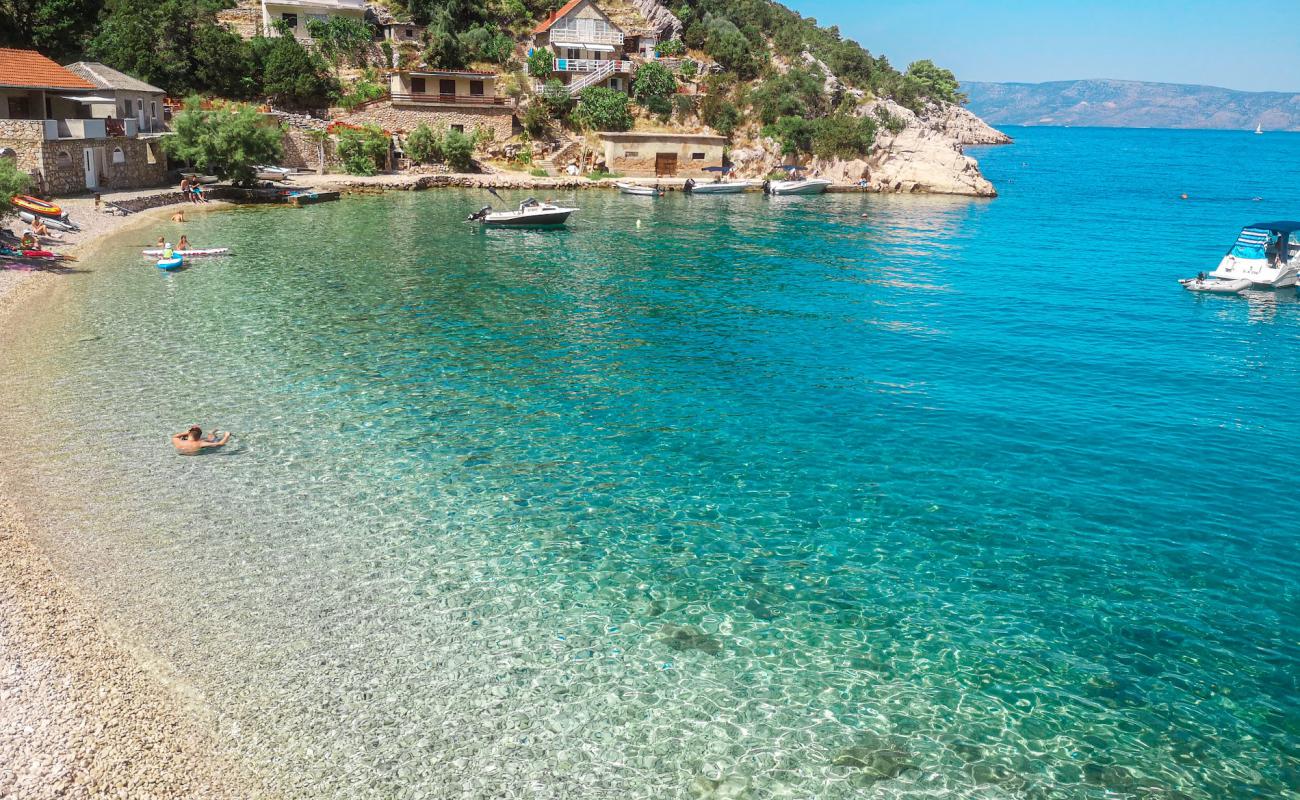 Mala Stiniva beach'in fotoğrafı hafif çakıl yüzey ile