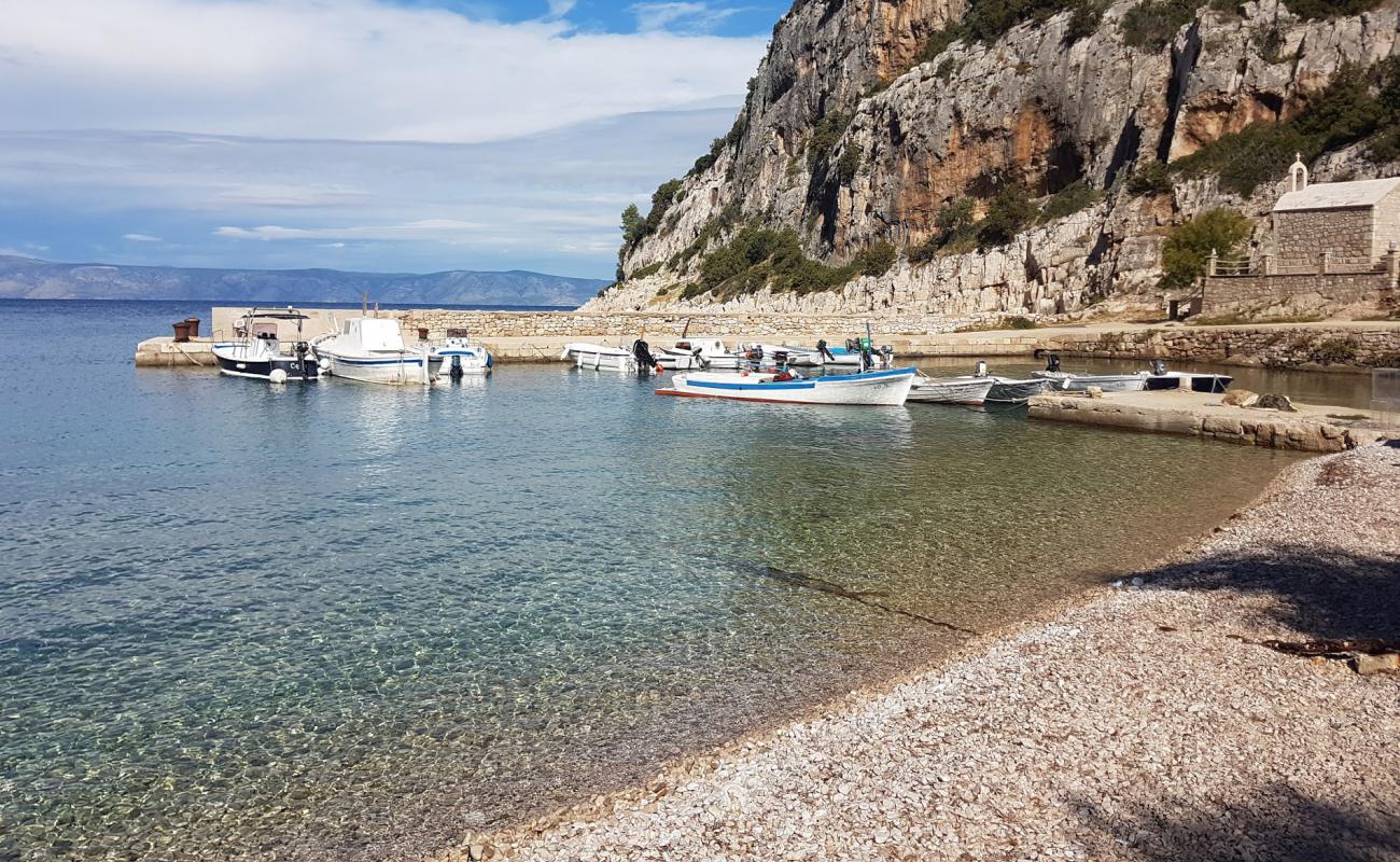 Velika Stiniva beach'in fotoğrafı hafif çakıl yüzey ile