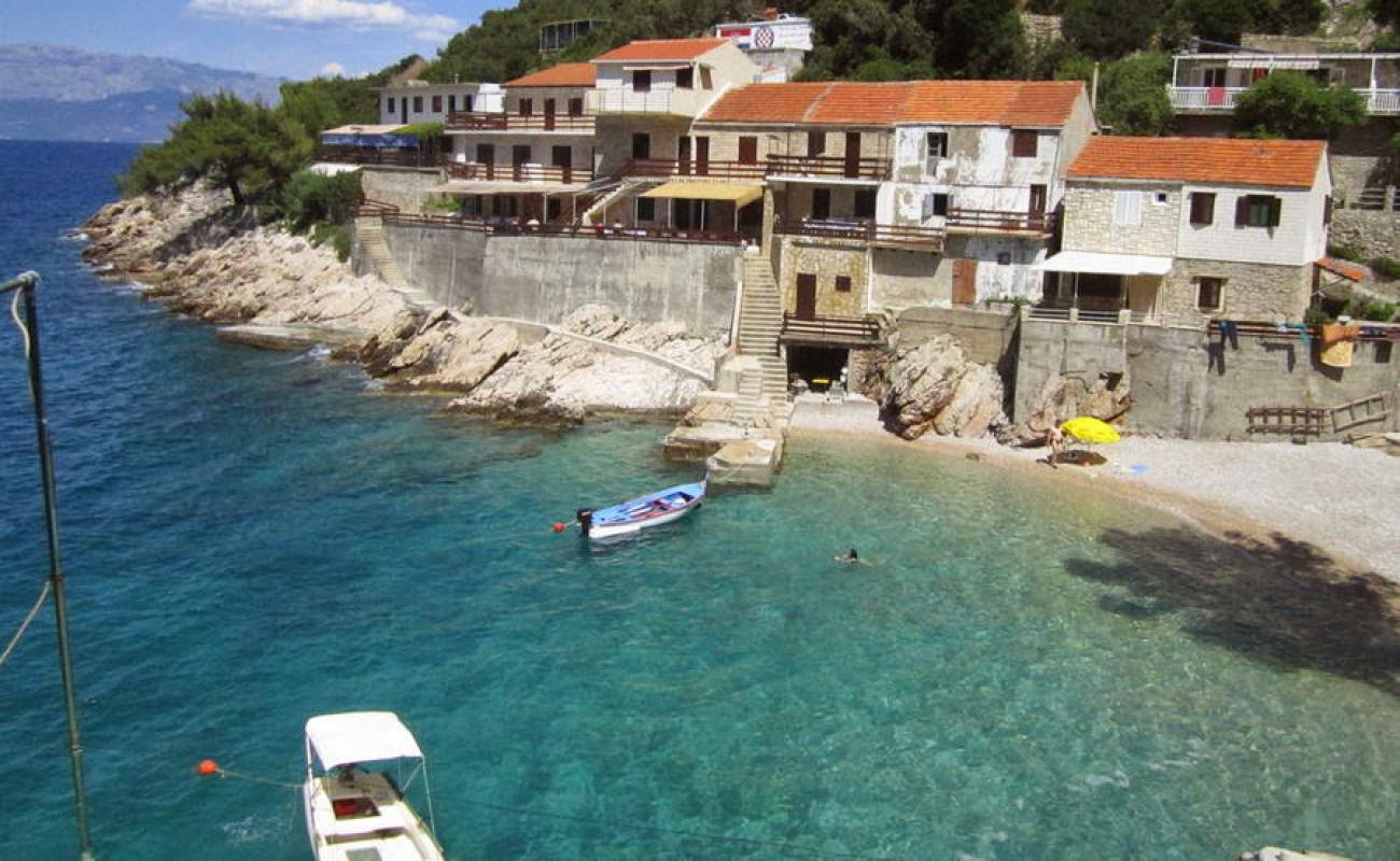 Pobij beach'in fotoğrafı hafif çakıl yüzey ile