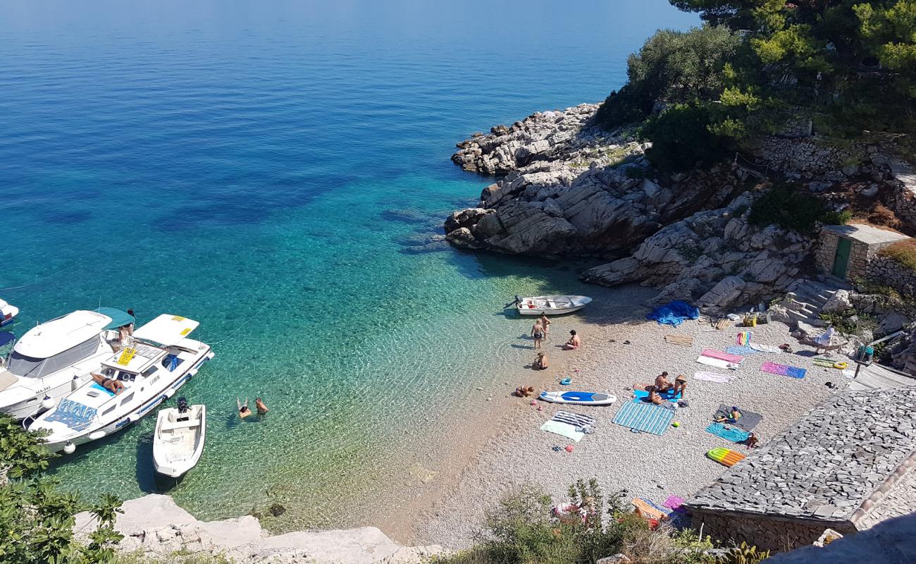 Pakomina beach'in fotoğrafı hafif ince çakıl taş yüzey ile