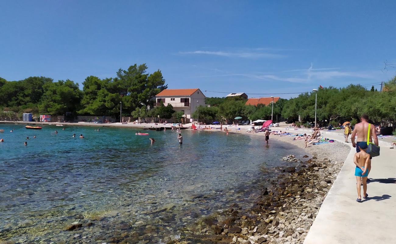 Cesminica beach'in fotoğrafı gri çakıl taşı yüzey ile