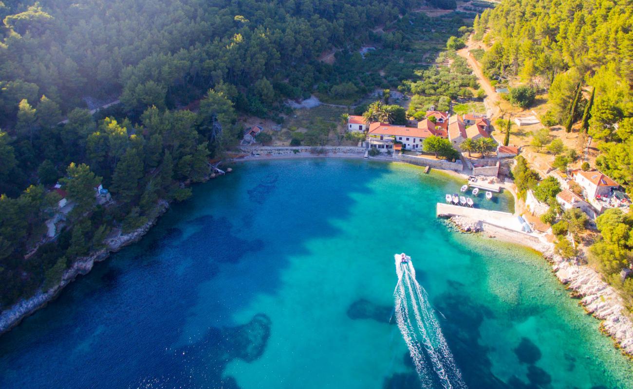 Smarska beach'in fotoğrafı hafif ince çakıl taş yüzey ile