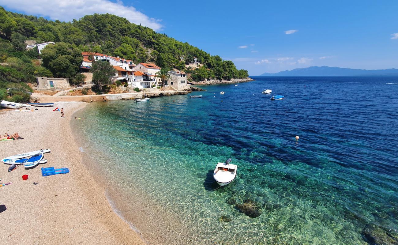 Tvrdni Dolac beach'in fotoğrafı hafif ince çakıl taş yüzey ile