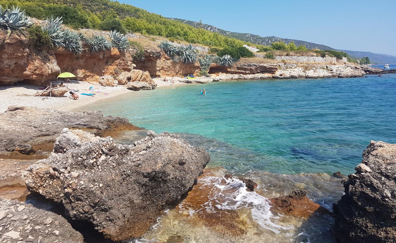 Gromin Dolac beach'in fotoğrafı hafif ince çakıl taş yüzey ile