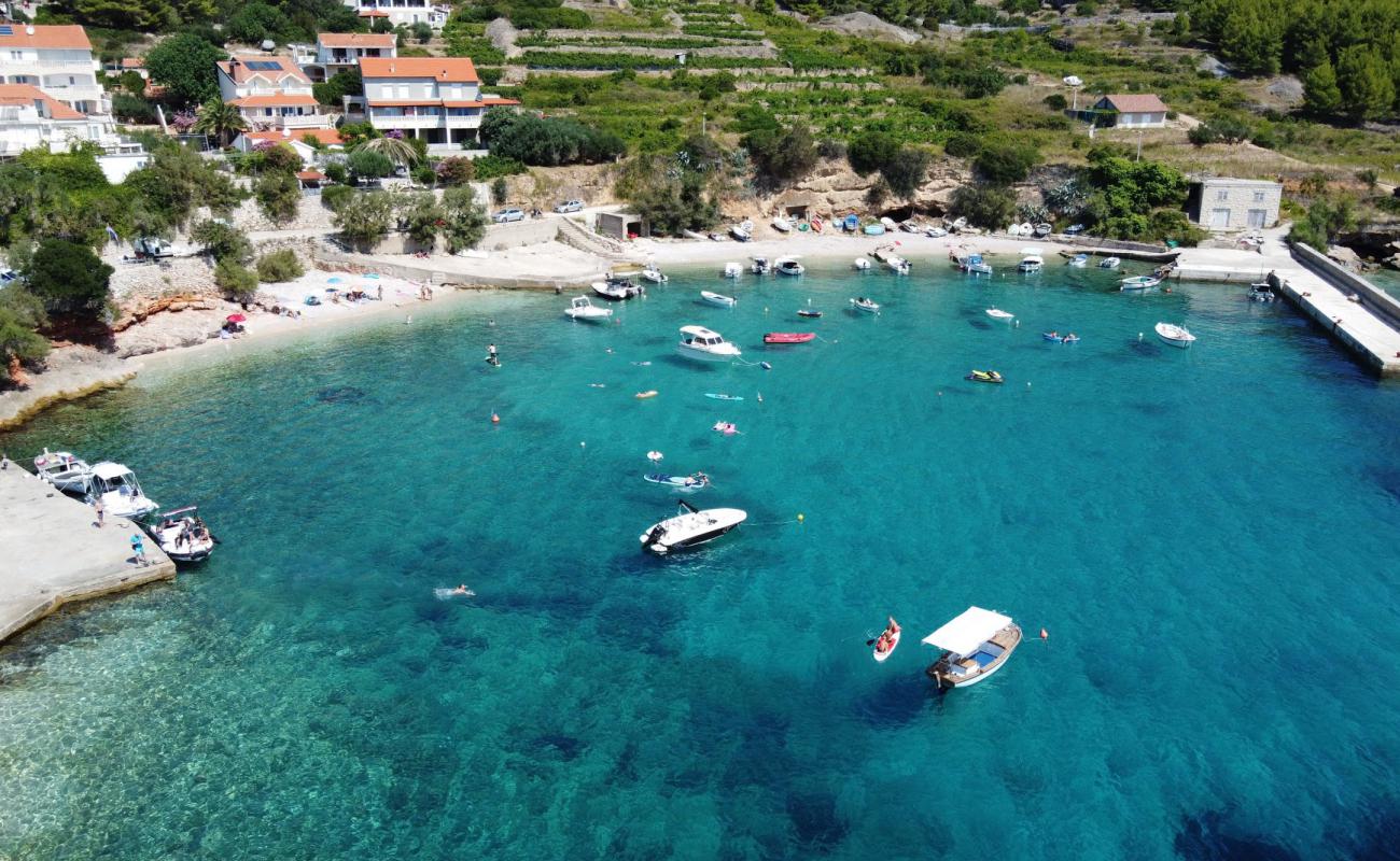 Zavala beach'in fotoğrafı hafif ince çakıl taş yüzey ile