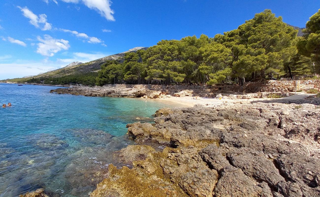 Feronija beach'in fotoğrafı hafif ince çakıl taş yüzey ile