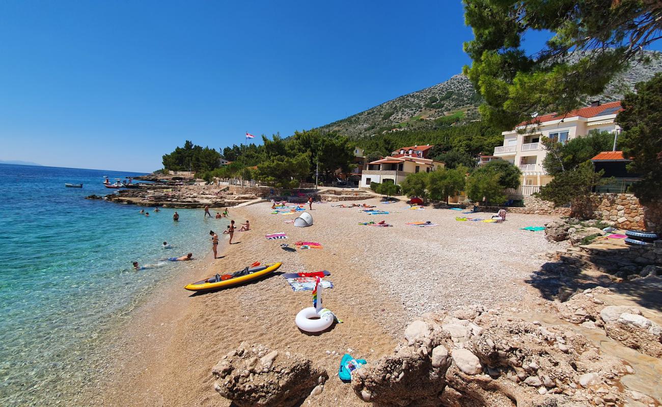 Ivan Dolac beach'in fotoğrafı hafif ince çakıl taş yüzey ile