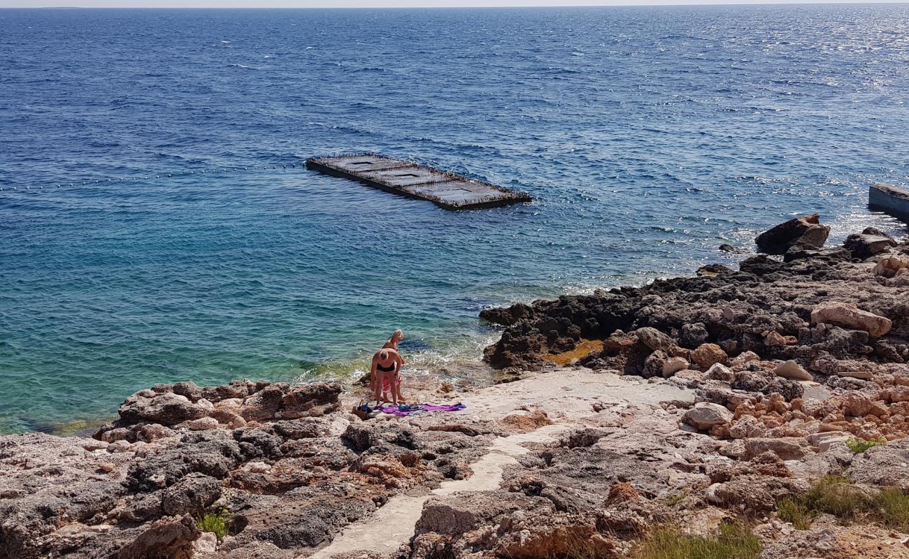 Sveta Nedjelja beach'in fotoğrafı taşlar yüzey ile