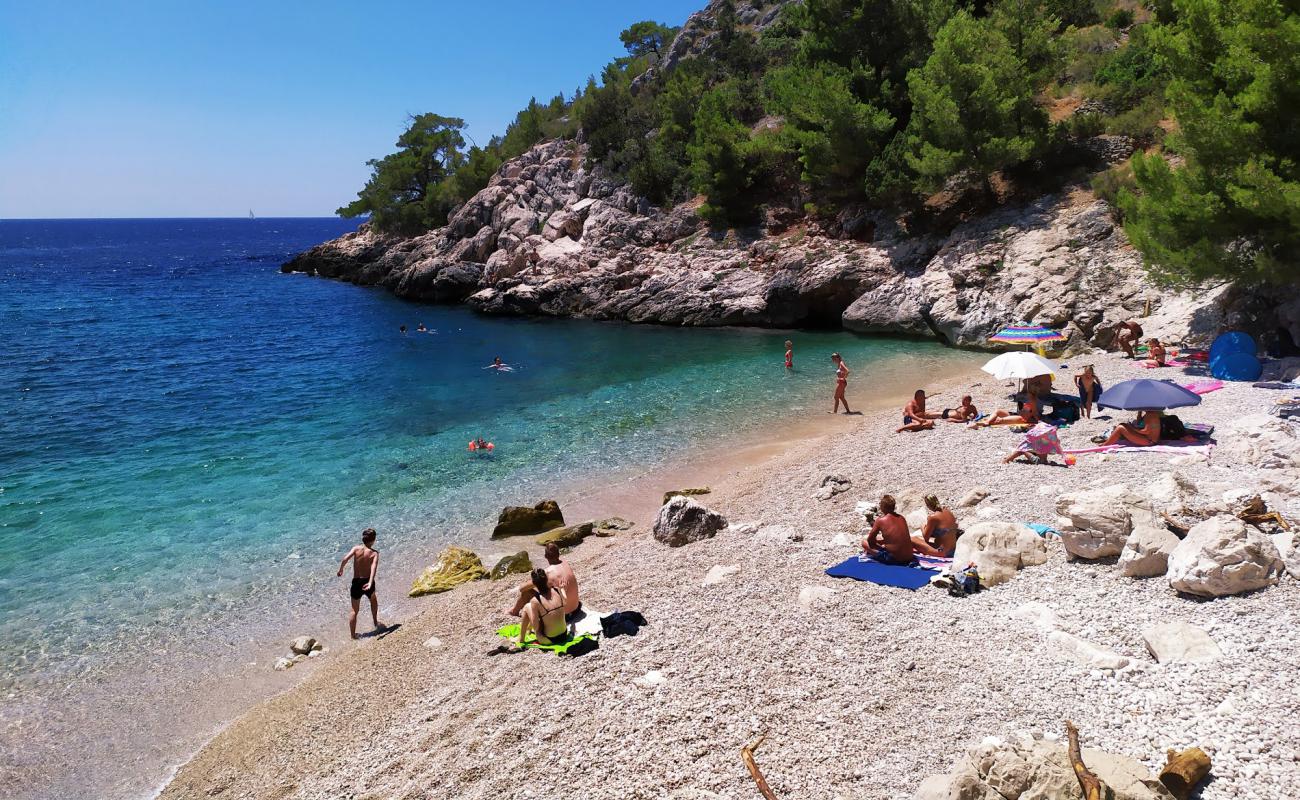 Lucisca bay beach'in fotoğrafı hafif ince çakıl taş yüzey ile