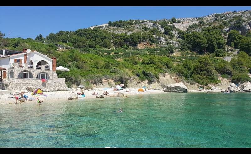 Velo Zarace beach'in fotoğrafı hafif çakıl yüzey ile