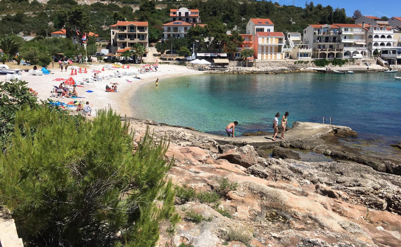 Milna beach'in fotoğrafı hafif ince çakıl taş yüzey ile