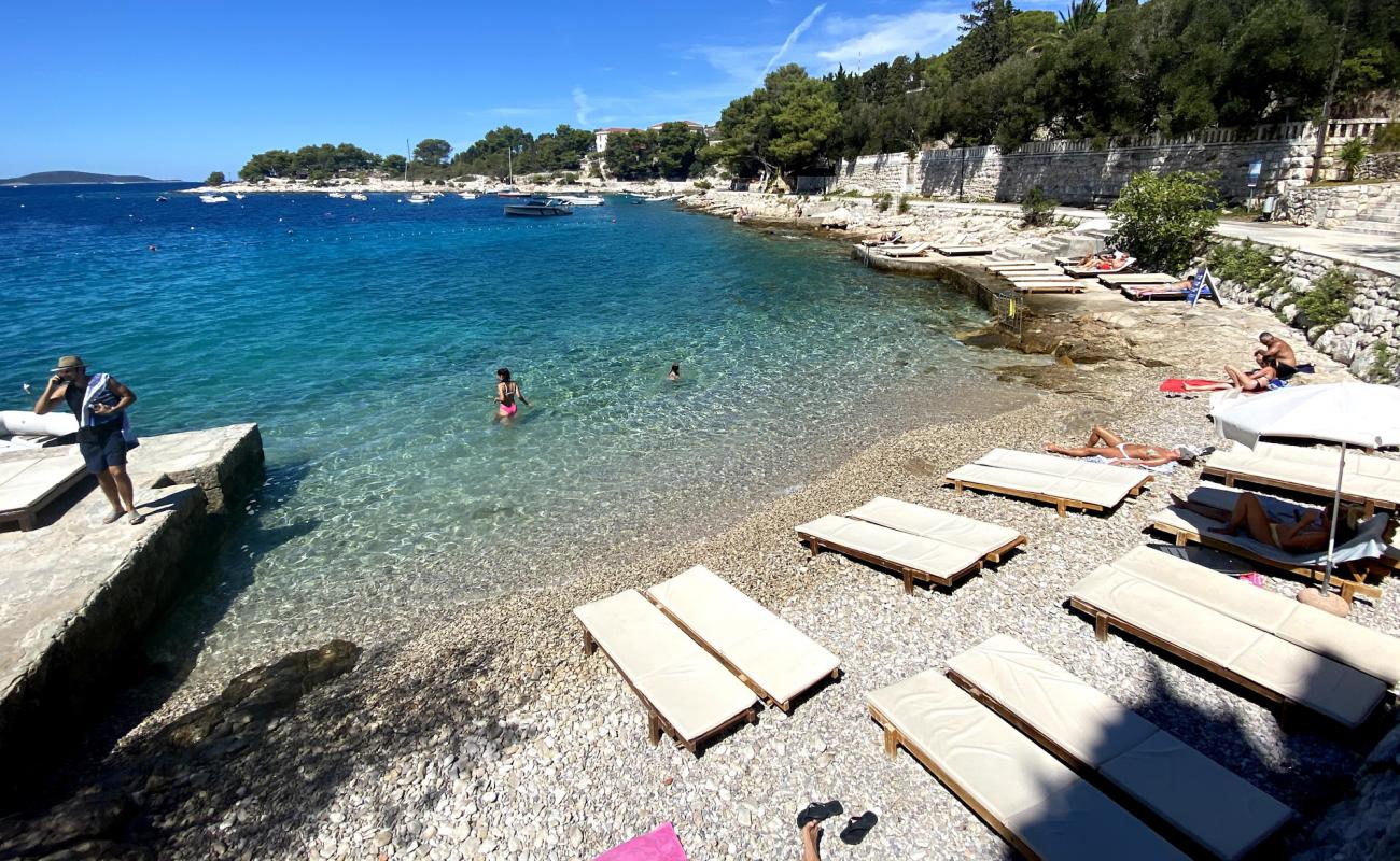 Bonj beach'in fotoğrafı beyaz çakıl taş yüzey ile