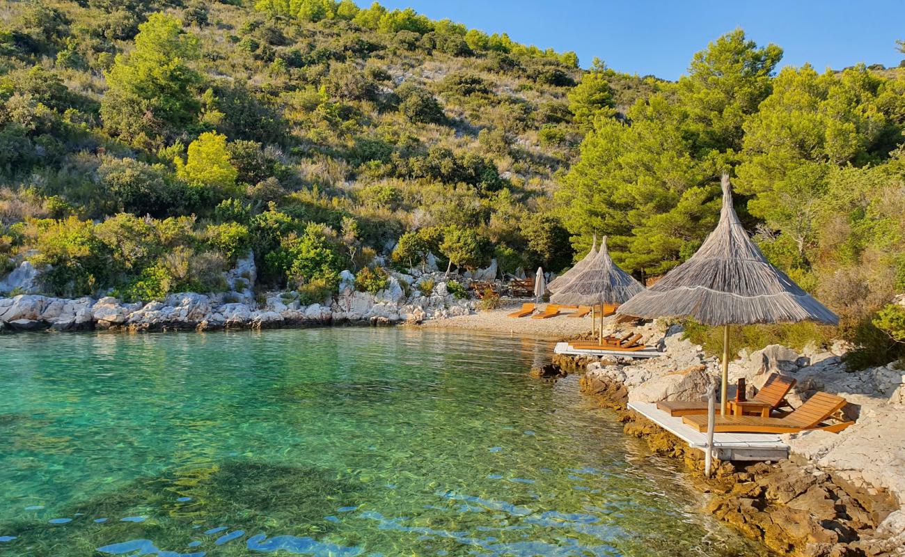Calma beach'in fotoğrafı bej çakıl yüzey ile
