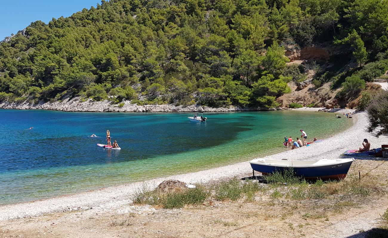 Stiniva beach'in fotoğrafı beyaz çakıl taş yüzey ile