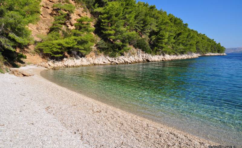 Brusje beach'in fotoğrafı hafif çakıl yüzey ile