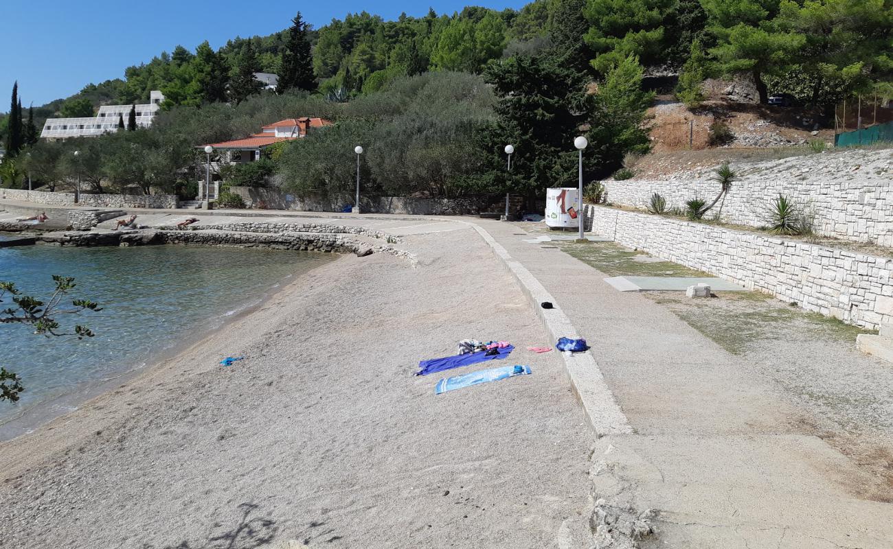 Plitvine beach'in fotoğrafı hafif ince çakıl taş yüzey ile