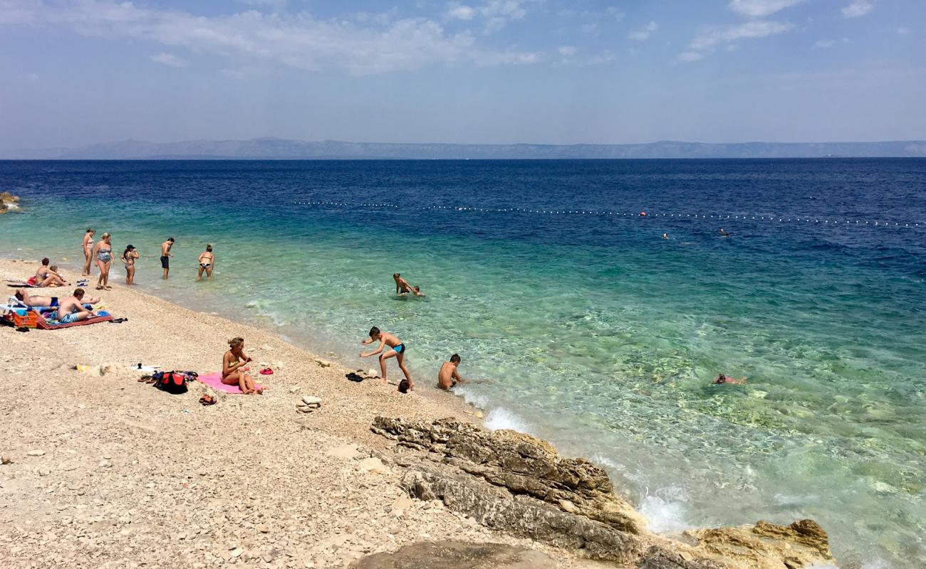 Prigradica beach'in fotoğrafı beyaz kum ve çakıllar yüzey ile